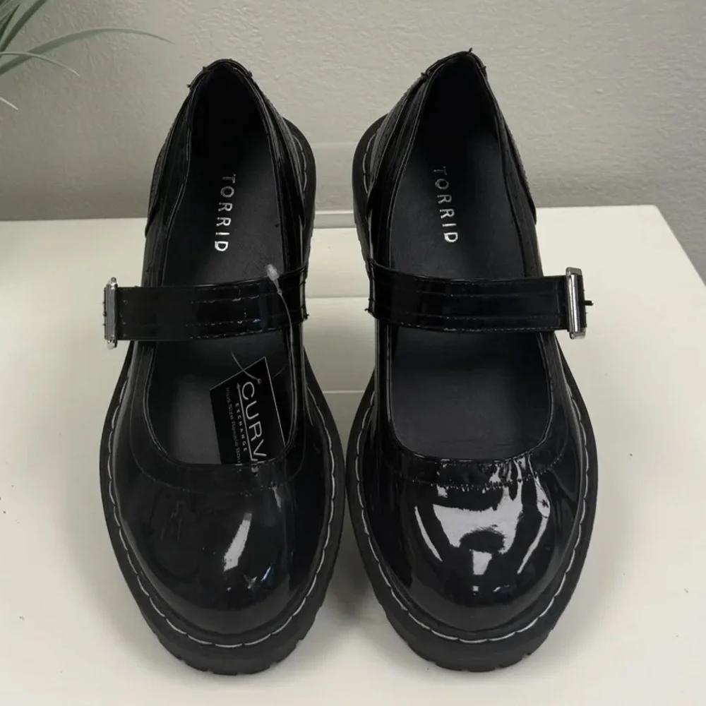 torrid Black Patent Mary Jane Lug Sole Shoes - Picture 4 of 6